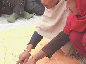 防災地図を確認する女性たち(ネパール)
