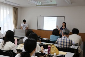 講演をする勝井さん