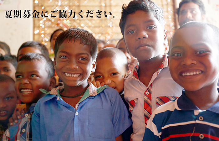 村のラーニングセンターに集まったサンタルの子どもたち(2018年3月撮影)