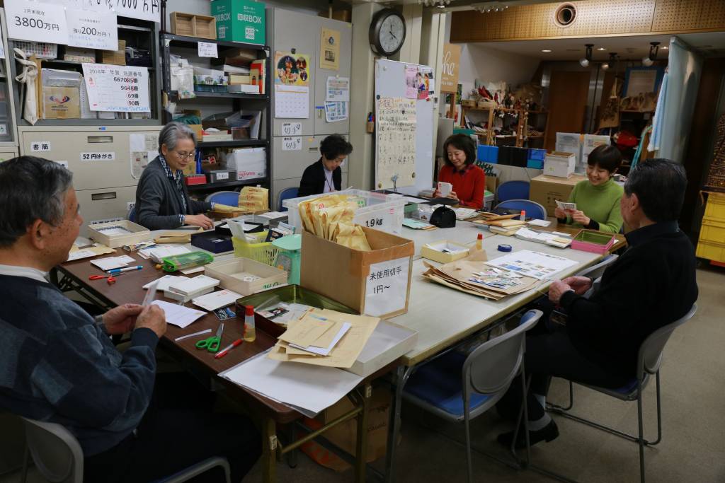 全国から東京事務所に届く、はがきや切手を仕分けしていきます。おしゃべりしながら作業できるので、お友達との参加も大歓迎です!