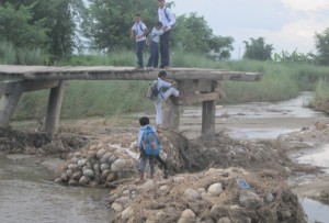 【ネパール】鉄砲水で損壊した橋と通学する子どもたち
