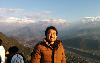 今年もよろしくお願いいたします。 ポカラにて。ヒマラヤ山脈をバックに。