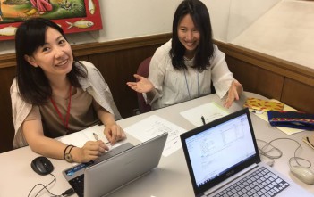 ボランティア説明会の準備中です インターンミーティングの様子