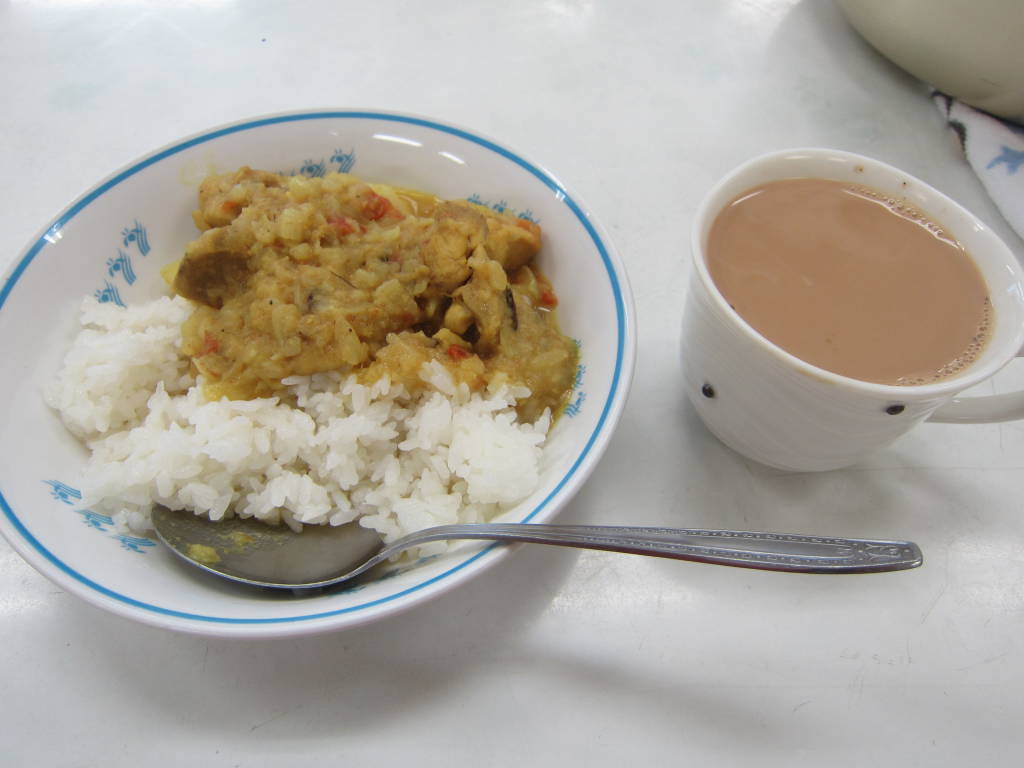 出来上がったカレーとチャイ