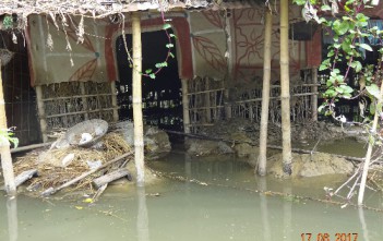 洪水で下半分が流されてしまった家屋の様子（バングラデシュディナジプール県ショドル郡東モハンプール）