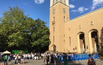 早稲田地球感謝祭2017に出展しました! 大隈講堂前の特設ステージ。地域団体や早大生のパフォーマンスが披露されました