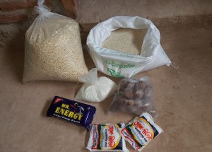 米、圧縮米、ジャカイモ、砂糖、ビスケット、塩