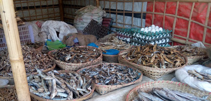 奥の卵と手前の小さなジャガイモを除くと売っているのはすべて干し魚