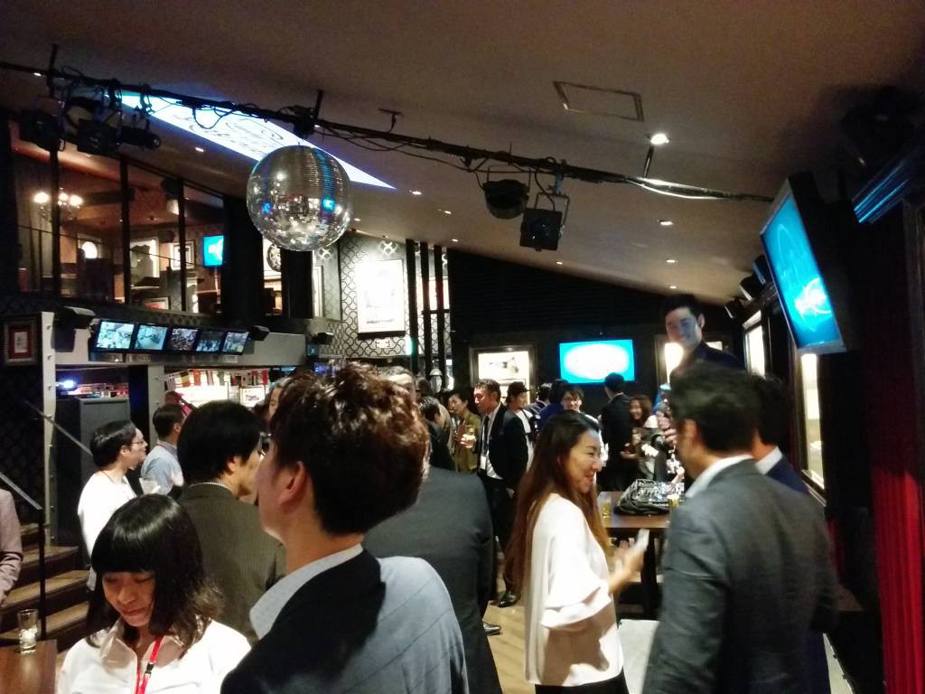 お祝いに集まった人たちでにぎわう店内