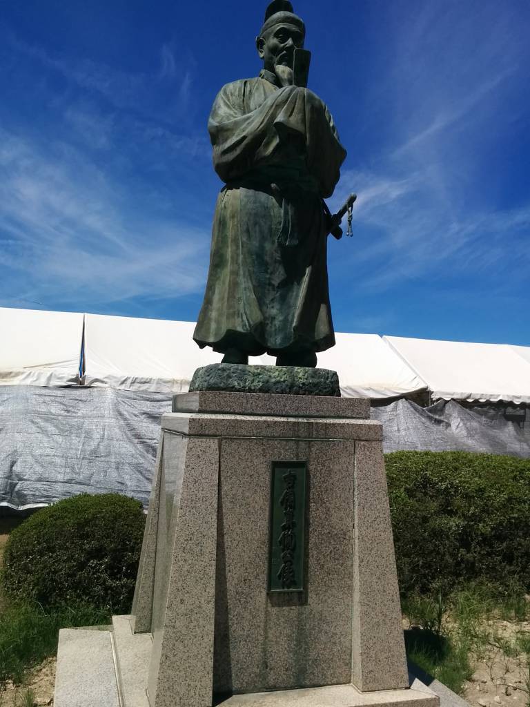 真備町の名前の由来となった吉備真備像。箭田サテライトが設置されている倉敷市真備支所にあります。