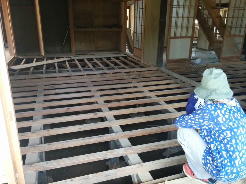 1階の床板はすべてはがしたものの、柱を取り除かないと溜まった泥を出せない、と途方に暮れていた。