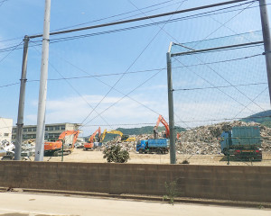 災害ゴミが山のように積みあがっていた。家電、畳、箪笥など種類別に集積されトラックで運ばれている