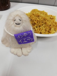 ちゃんと名札取ってから食べないと汚れちゃいますよ!!