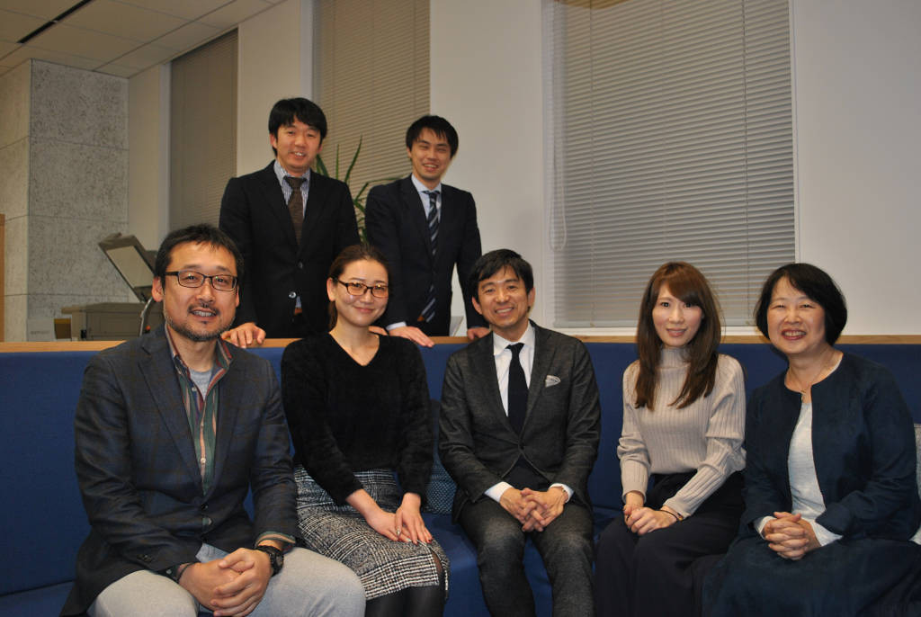 虎ノ門にある素敵なオフィスで社員のみなさんと。前列中央が倉本社長、右端が杉江さん、後列左が加藤さん。社員のみなさんの笑顔がとても印象的でした。