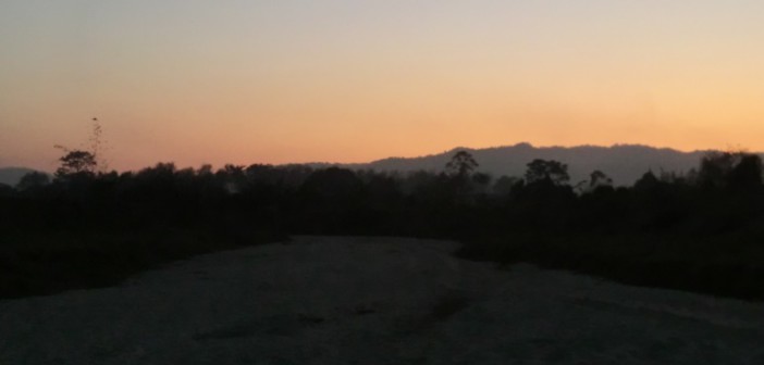 バンダルムレ川から見た夕暮れの風景