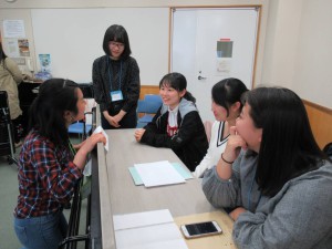 難民役の人は必死に審査官を説得していました!