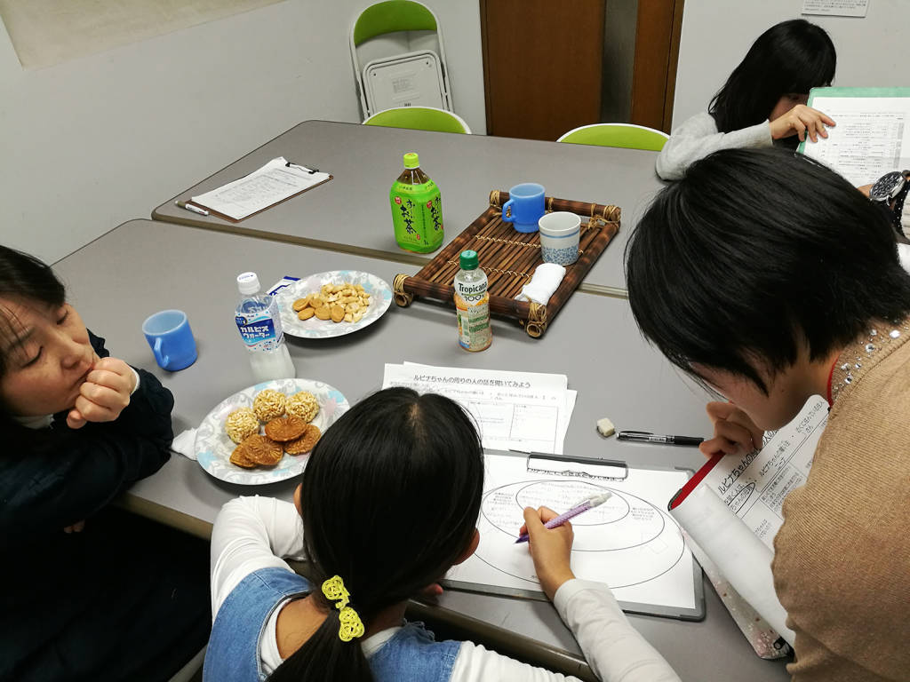 「さっき聞いたことを自分の言葉で書いてみて」お母さんも真剣です。