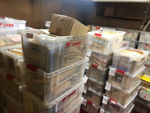 イマイチ臨場感が伝えられないのですが、荷物を管理している倉庫(通称:離れ)はパンパンです。
