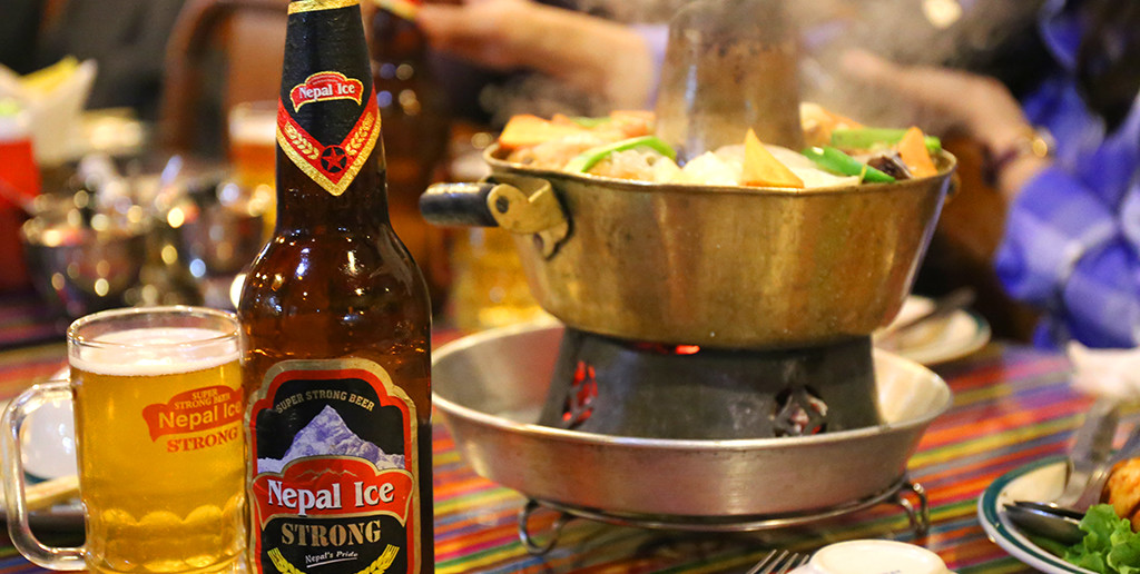 前回のツアーでは、チベット料理とネパールのビールも楽しみました!