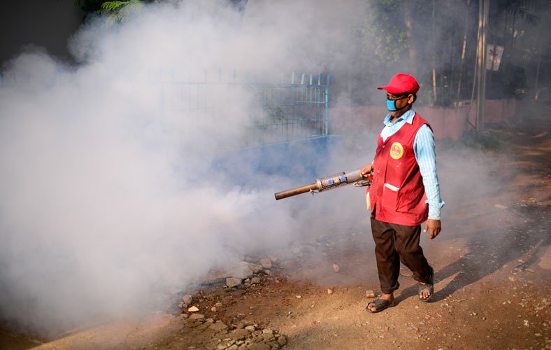 薬を噴射(Dhaka Tribune より)