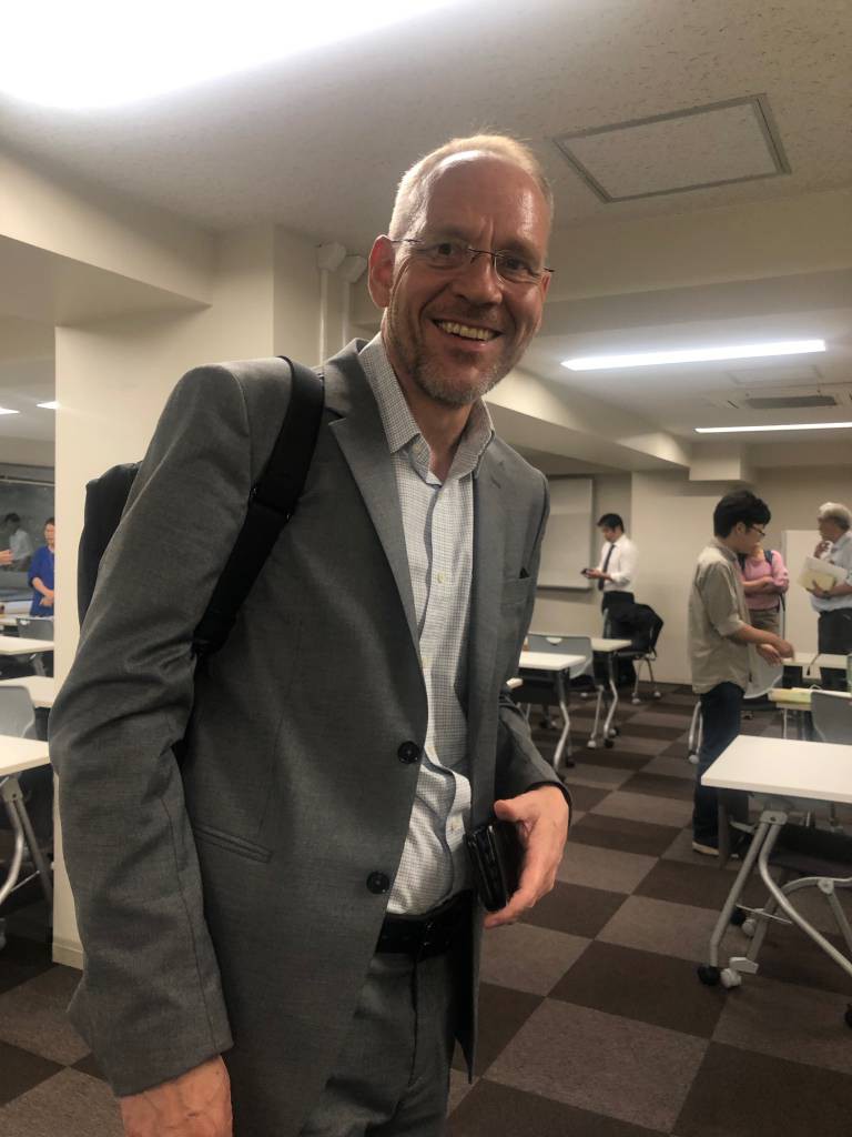 講演会の後にお急ぎの中質問に答えてくださったへベカー氏
