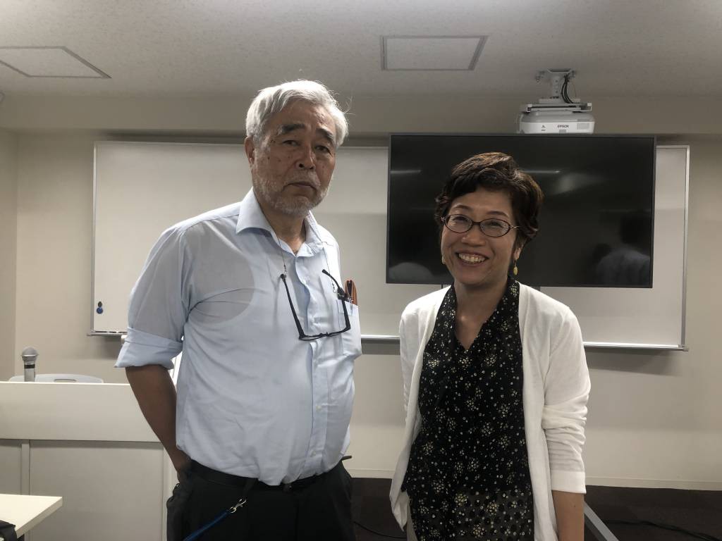 シャプラニール事務局次長の藤崎文子さん(右)と聖心女子大学教授でシャプラニール監事の大橋正明さん