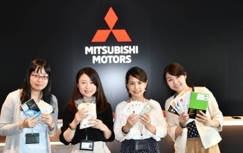 ステナイ生活への寄付を手に記念撮影。
右端が木下さん