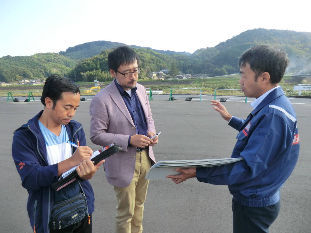 国土交通省中国地方整備局の桝谷さん。資料を見せながら丁寧に説明くださいました。