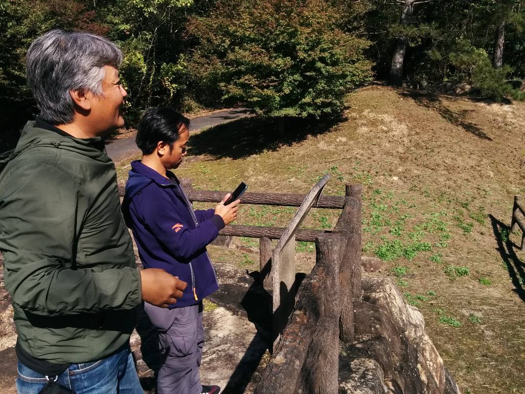 「砂防ダムの発祥地」で説明してくれる三田さん