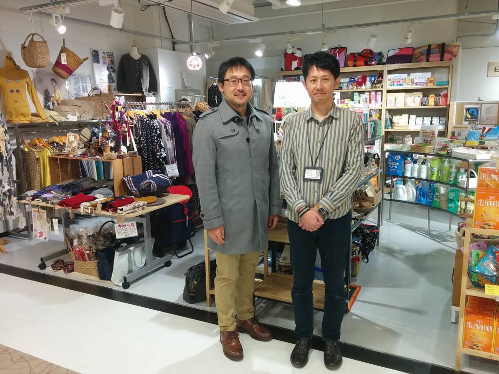 店長を務める村上さんのお兄さん・森嶋さんと。