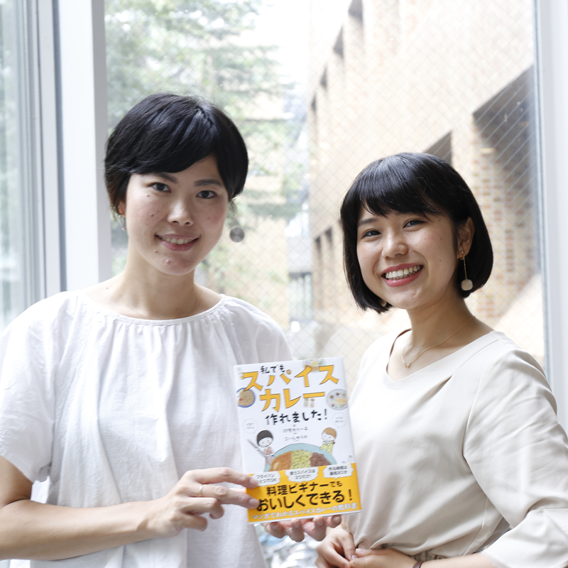 著書を持って