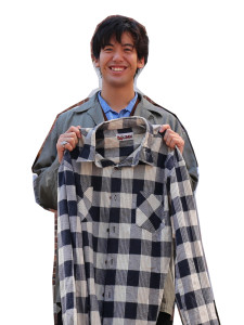 バングラデシュへいくきっかけとなったシャツを手にする谷さん