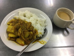 完成したカレーとチャイラテ