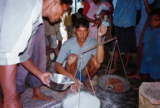 2003年10月に行った元カマイヤへの緊急食料配布の様子