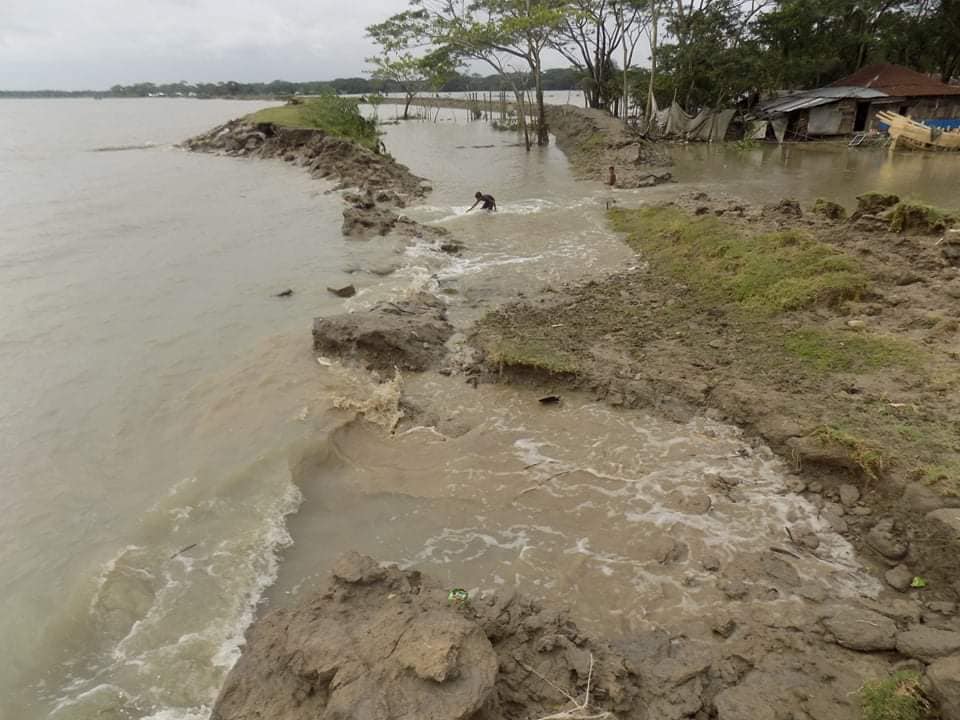 堤防が決壊し、水がボギ村に流れ込む様子