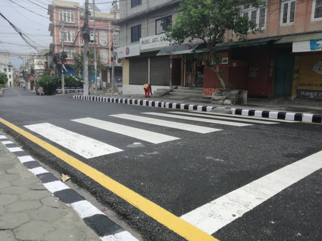 歩道の縁のしましまも塗り直しがなされました