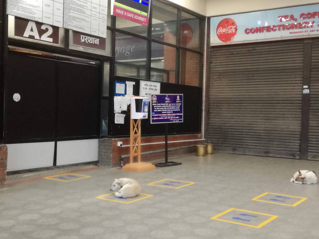 カトマンズ空港。通常のフライトはないため、ソーシャルディスタンスマークはあるが、人はいない。