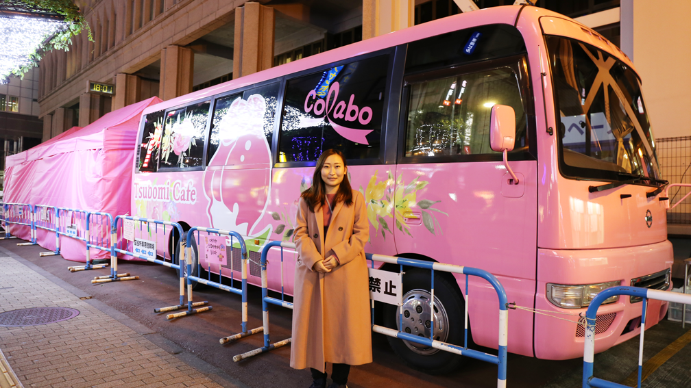 ピンク色が目印のColaboのバスカフェの前にてー仁藤さん