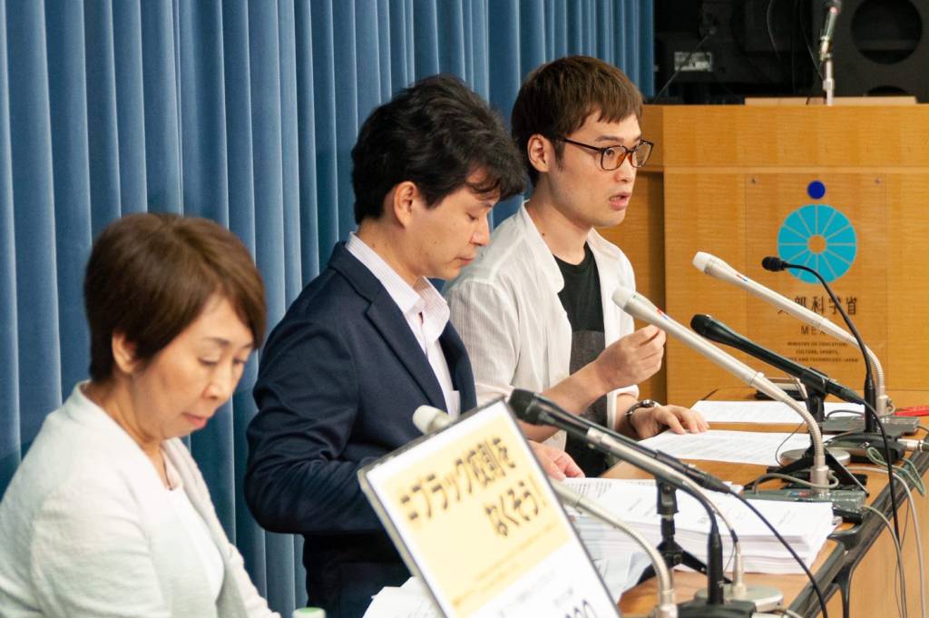 不合理な学校のルールをきっかけに有志で「ブラック校則をなくそう!プロジェクト」を立ち上げた荻上さん。講演の様子。