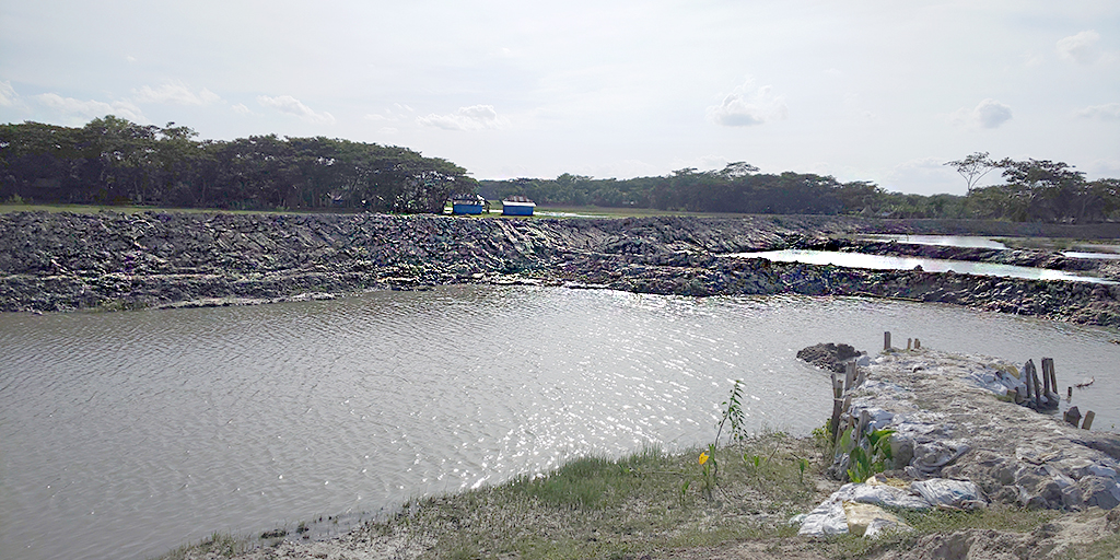 ▲度重なる高潮により沿岸部が浸食されている様子(バングラデシュ、バゲルハット県ショロンコラ郡ボギ村)
