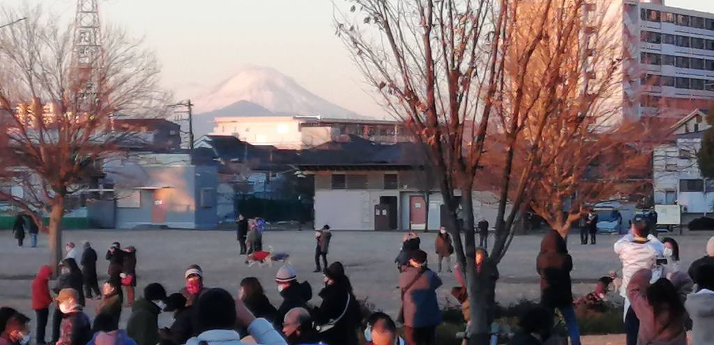 初日を浴びてくっきり浮かび上がった富士山