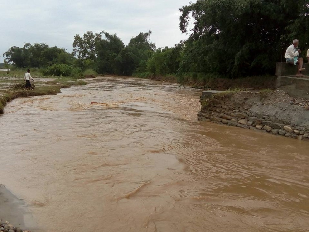 橋が壊れ、溢れた水が畑に流れ込んだ様（ラクタニ 川 下 流 、2017年8月）
