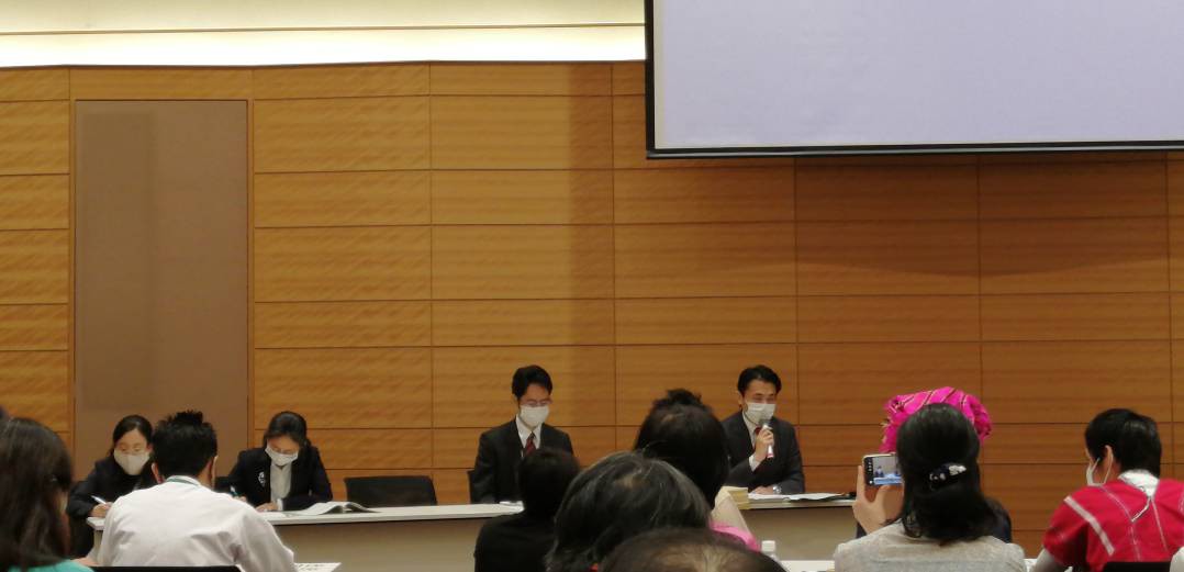 公開質問状に対する回答を述べる外務省担当者