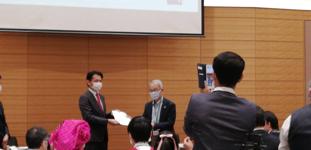 共同声明を手渡すJANICの若林事務局長