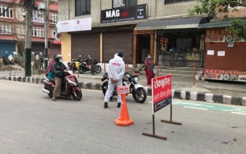 《ネパールのいま》毎日の暮らしと感染対策の間で 警察官が一台一台停めて確認。一部の警察官の装備も強化されています