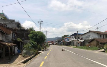 《ネパールのいま》行動規制が敷かれた村のバザール