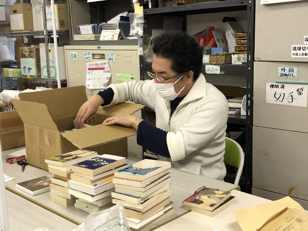 東京事務所に届くたくさんの物品寄付を開封する作業しています