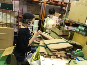 倉庫での検品作業の様子