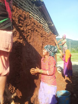 仮設住宅建設は主に住民が担いました。写真は家屋の壁を作る女性たち。