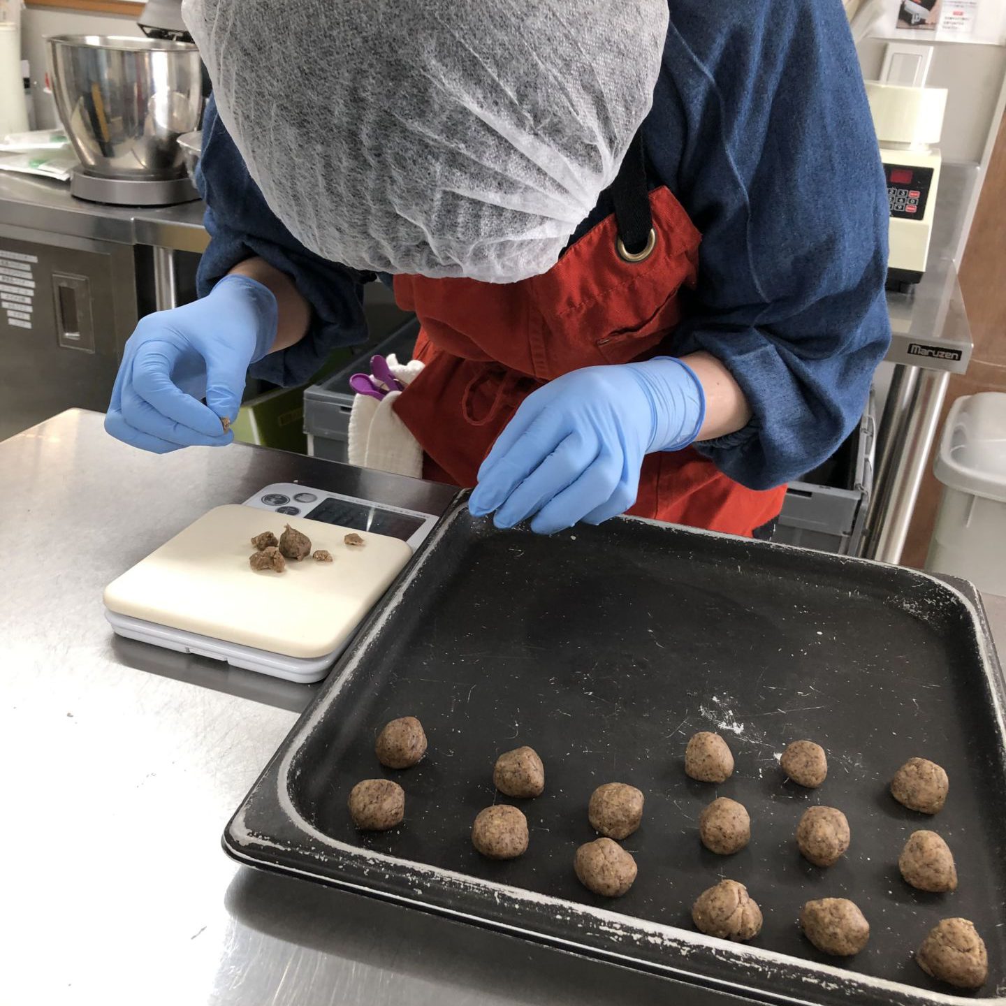 クッキーを丸める作業の様子